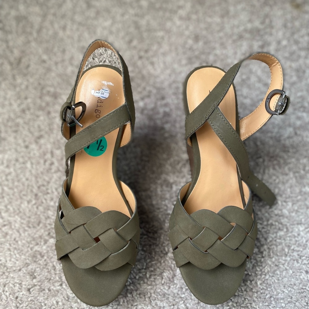 Beautiful army Green heels